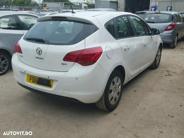 Dezmembrez Opel Astra J 1.7 CDTI Alb 5 usi - 2
