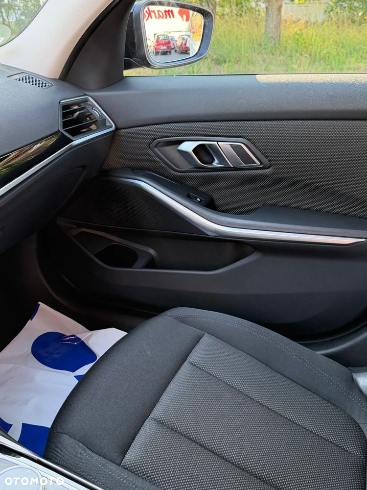 BMW Seria 3 318d mHEV - 28
