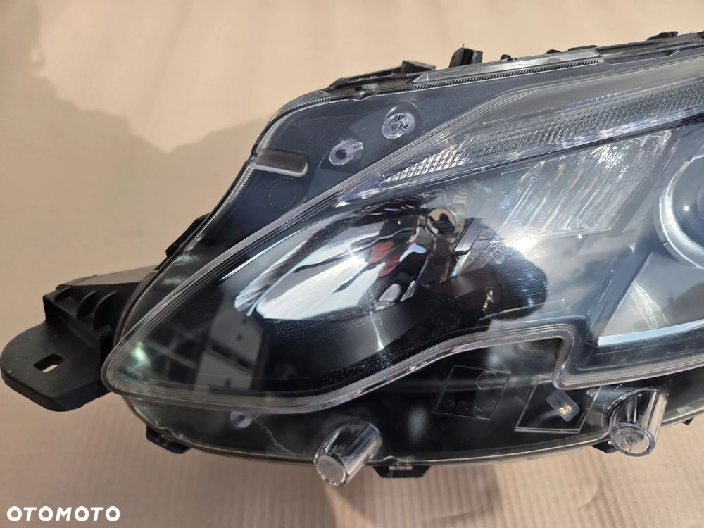 Lampa przednia lewa  Peugeot 2008 I LIFT  9825313980 - 2