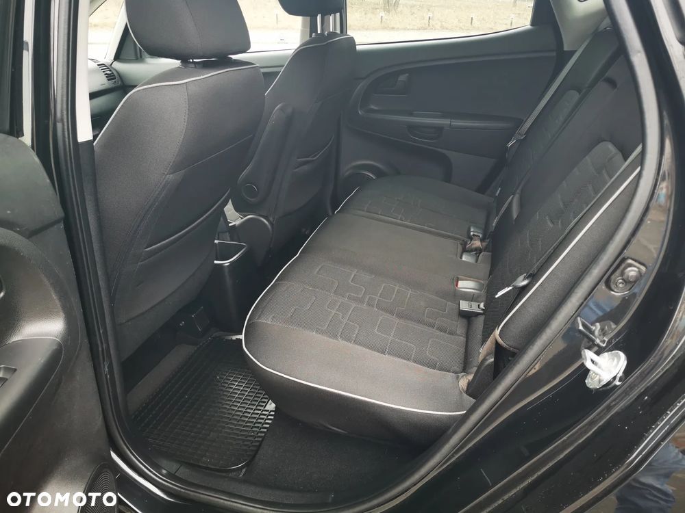 Kia Venga 1.6 CRDi 128 Business Line - 11