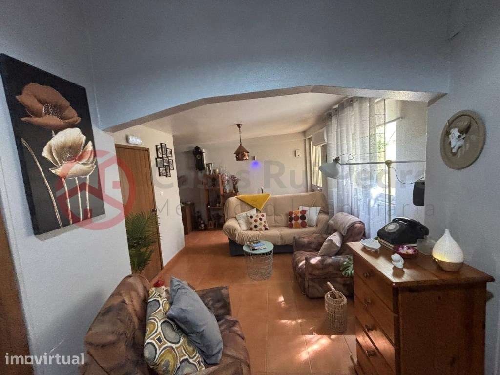 Moradia com dois apartamentos independentes no Laranjeiro, Almada - Grande imagem: 2/35