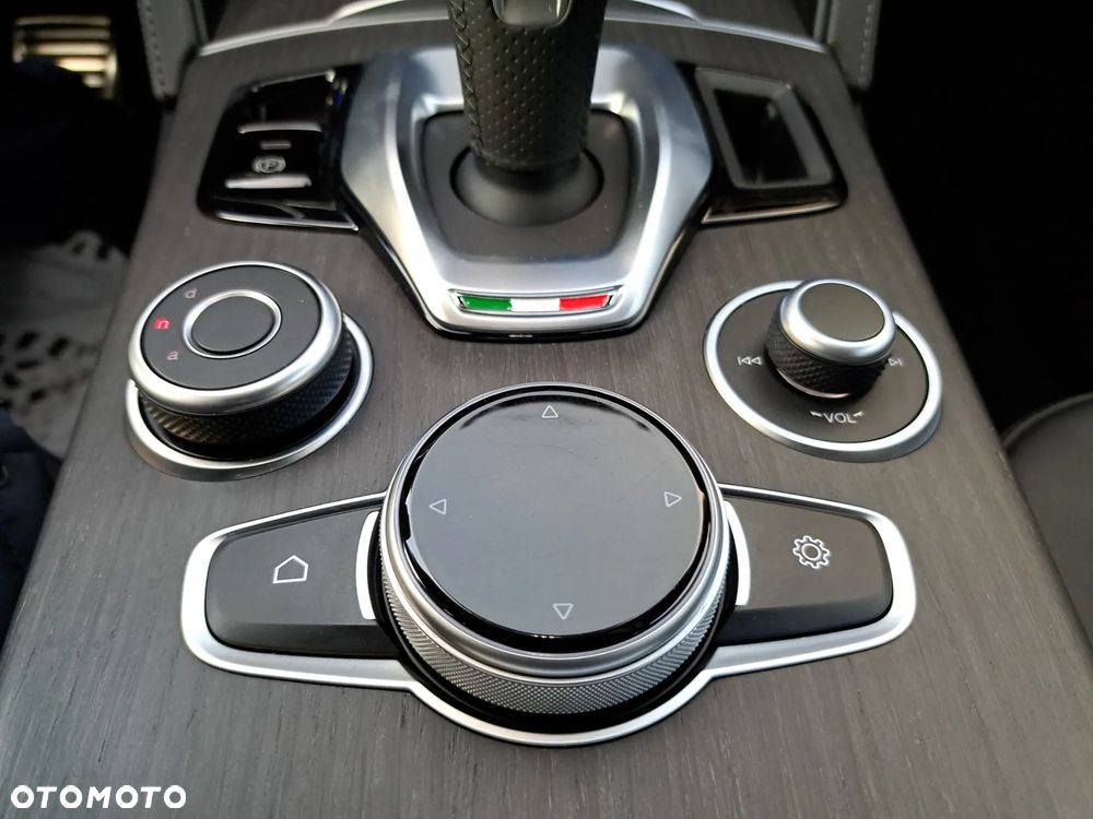 Alfa Romeo Stelvio - 16