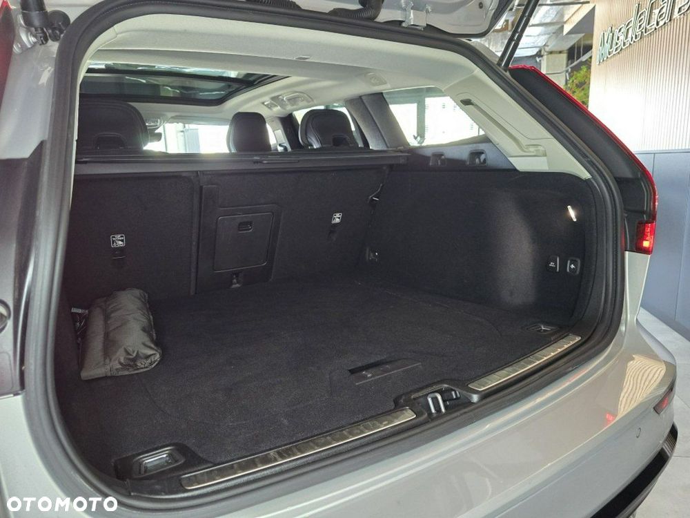 Volvo V60 B4 B DKG Plus Dark - 11