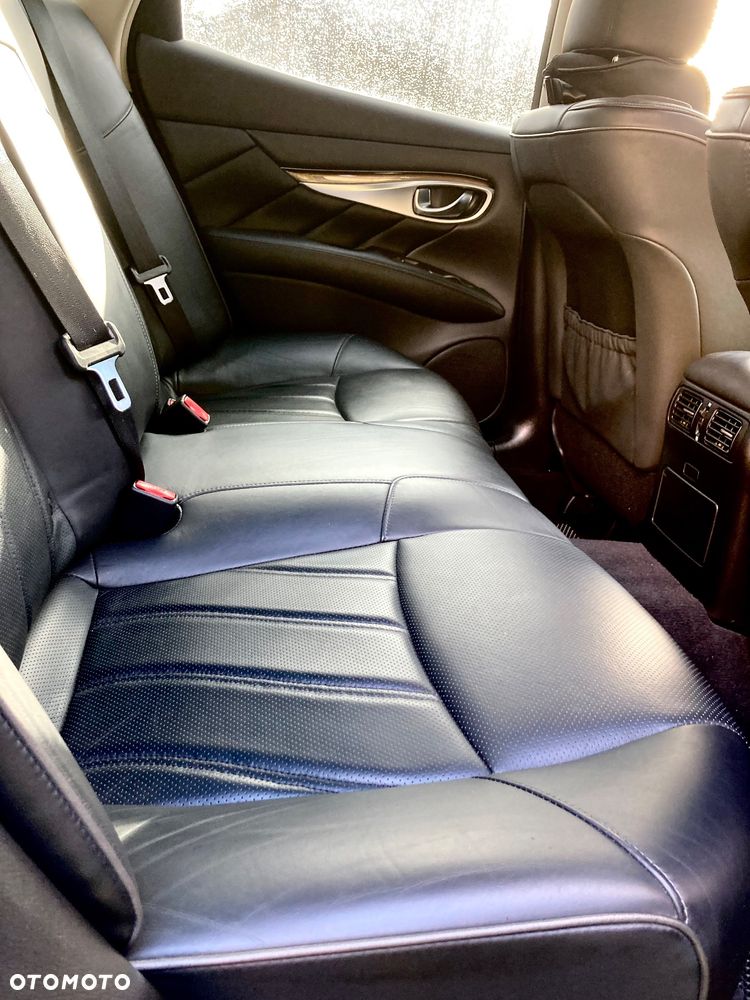 Infiniti Q70 - 16