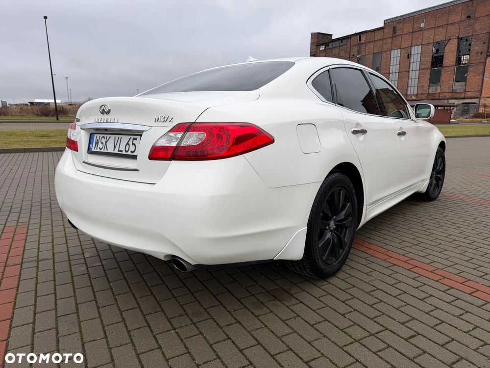 Infiniti M - 5