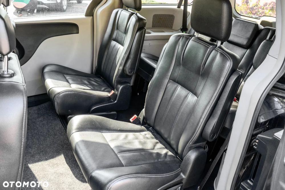 Chrysler Town & Country 3.6 Limited - 31