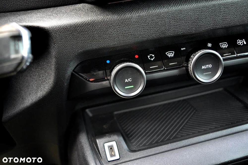 Citroën C4 BlueHDi 110 Stop&Start C-SERIES - 32