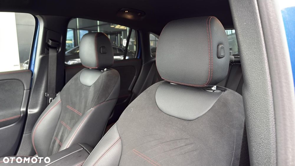 Mercedes-Benz GLA - 13