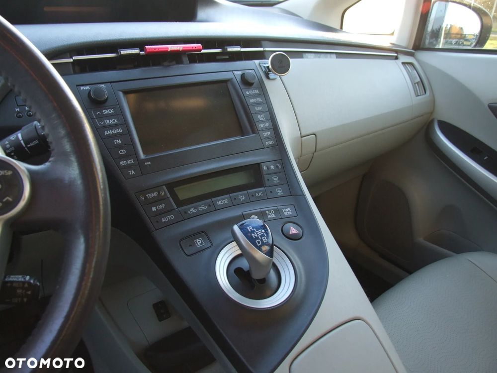 Toyota Prius 1.8 HSD Sol - 34