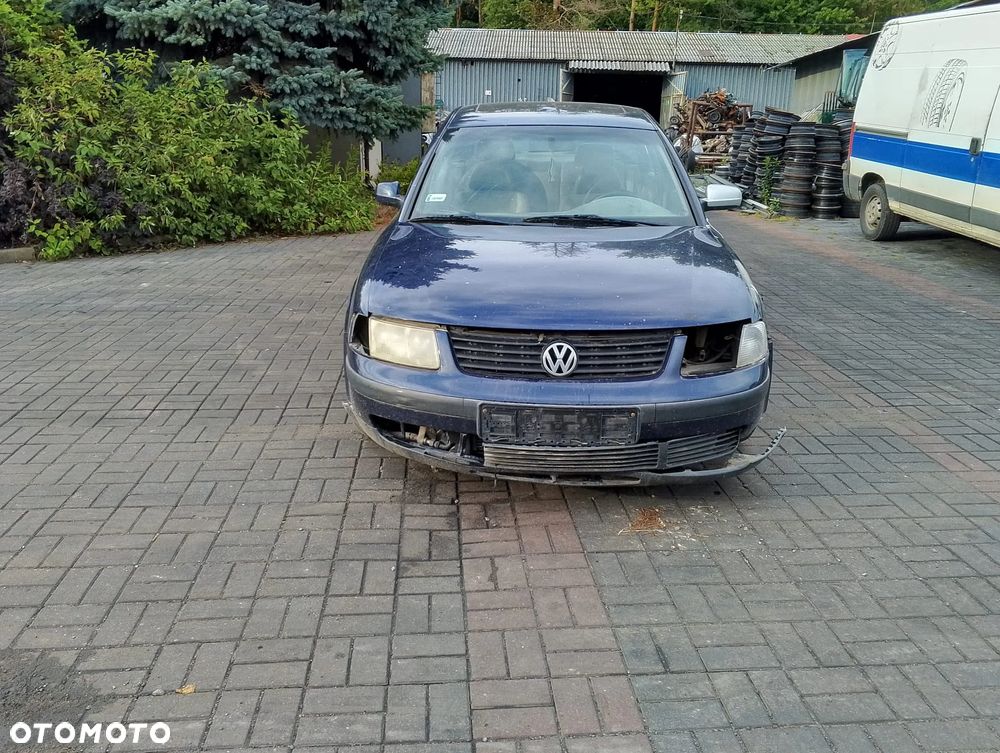 Volkswagen Passat B5 Przed Lift (97-00r.) 1.9 TDI 110KM. Silnik AFN Skrzynia DHF lakier LN5Y.Cały na części. GWARANCJA !!! Przód Tył Zestaw Komplet Drzwi Klapa Zderzak Błotnik Maska Grill Atrapa Szyba Pas Lampa Lusterko Boczki Fotel Kanapa Kokpit Deska Rozdzielcza Przełącznik Włącznik Sterownik Przewody Wiązka Instalacja Moduł Komputer Czujnik Listwa Pompa Alternator Wtryski Głowica Rozrusznik Kompresor Sprzęgło Dwumas Silnik Skrzynia ABS Klimatyzacji Paliwa Wspomagania Kolektor Turbina Przepustnica Zawór Chłodnica Koło Hak Belka Sanki Zawieszenie Mcpherson Półoś Amortyzator Wydech Tłumik Zacisk Most - 2