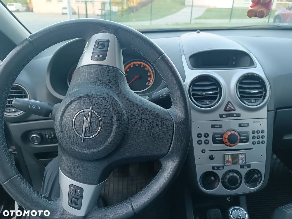 Opel Corsa 1.4 16V Cosmo - 2