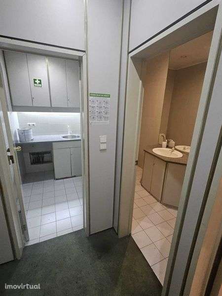 Arrenda se loja na Baixa do Porto - Trindade - Grande imagem: 2/4