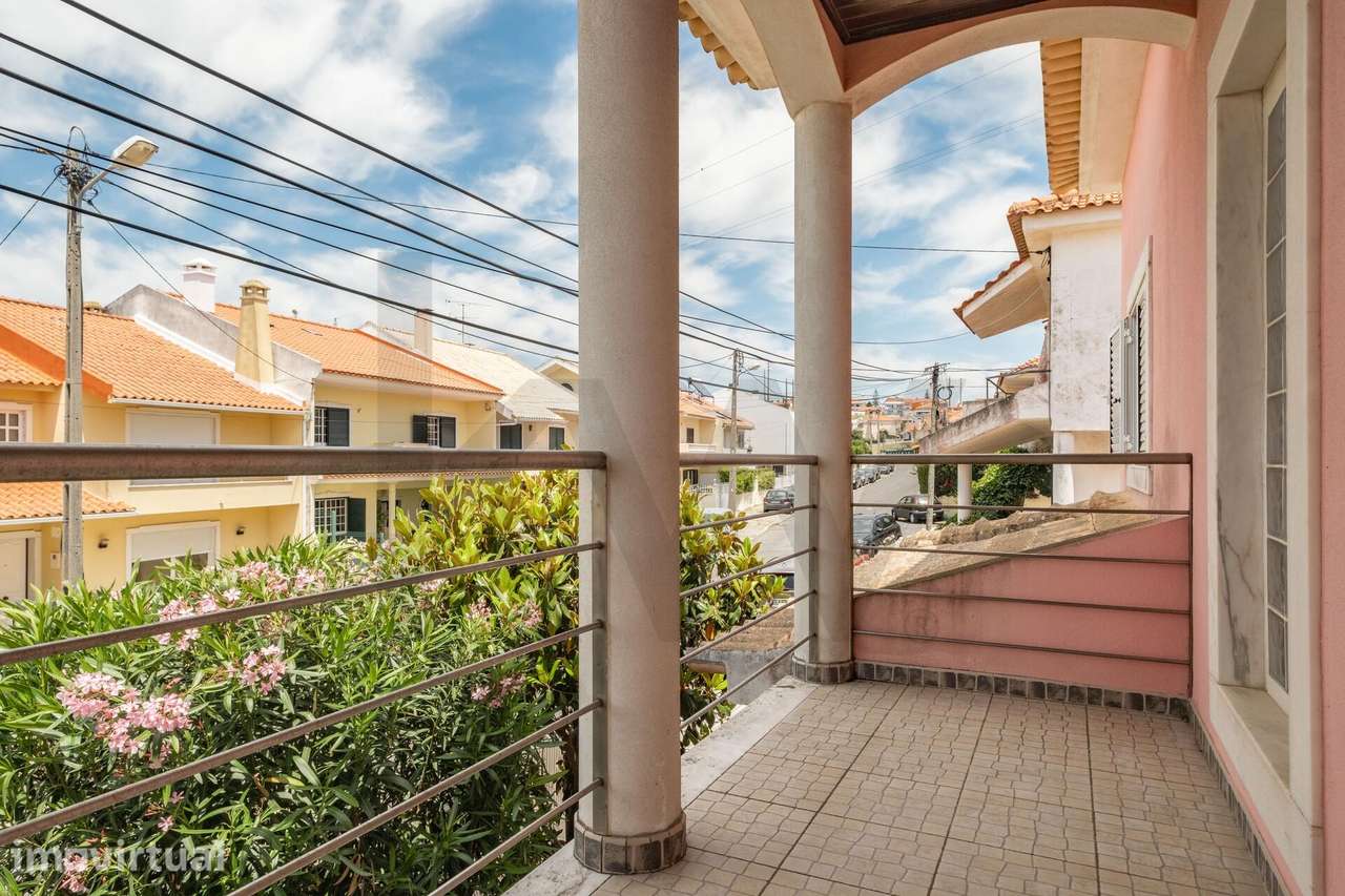 Moradia T4 com piscina e jardim em Porto Salvo, espaço e calma a minut - Grande imagem: 4/42
