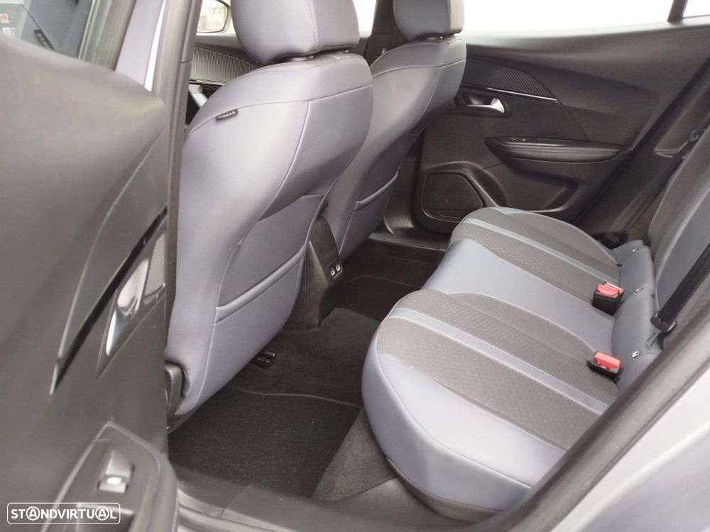 Peugeot 2008 1.2 PureTech Allure EAT8 - 32