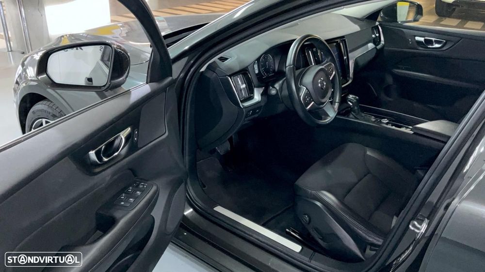 Volvo V60 2.0 T4 Momentum Plus - 30