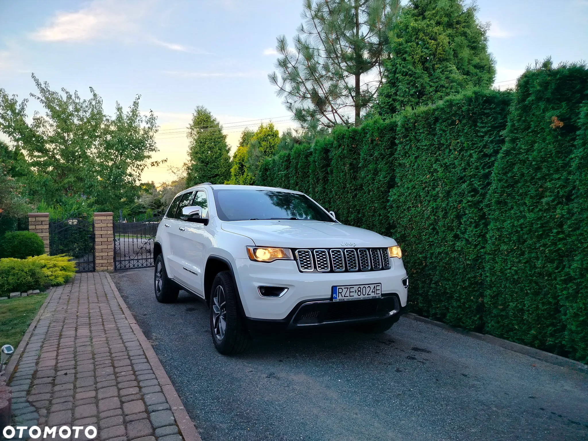 Jeep Grand Cherokee - 23