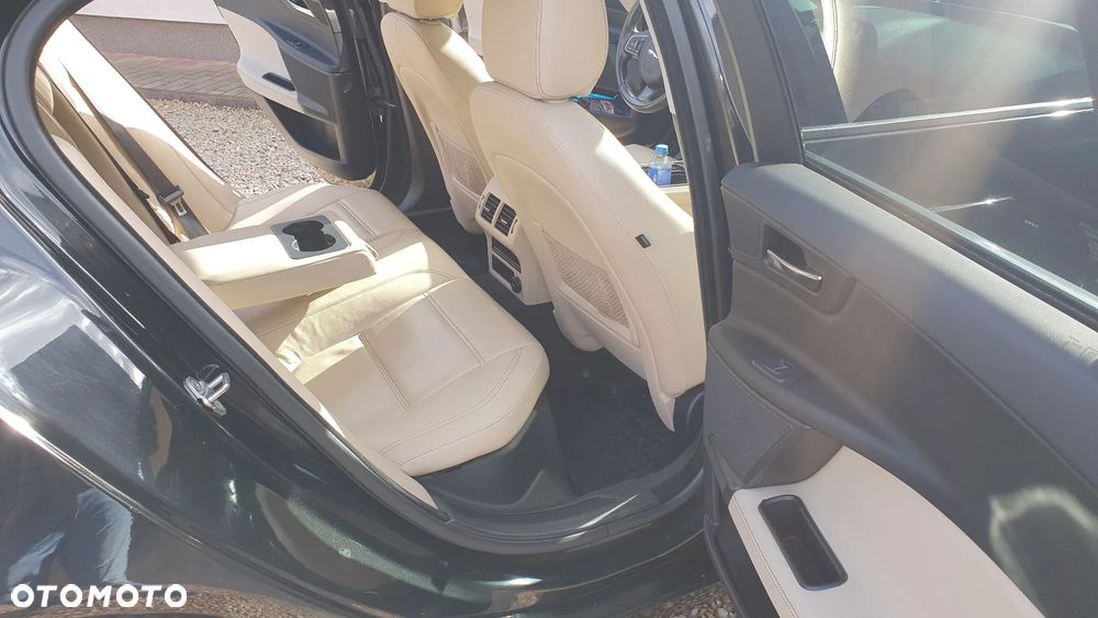 Jaguar XE 2.0 D Prestige - 15