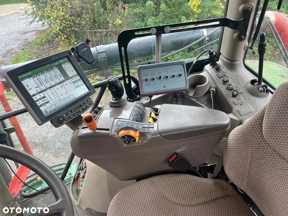 John Deere 6215R - 11