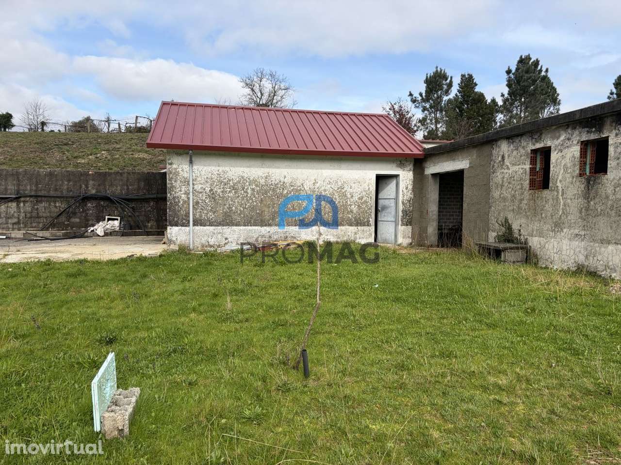 Armazém com 140 m2 inserido em terreno com 1989m2 - Grande imagem: 5/38