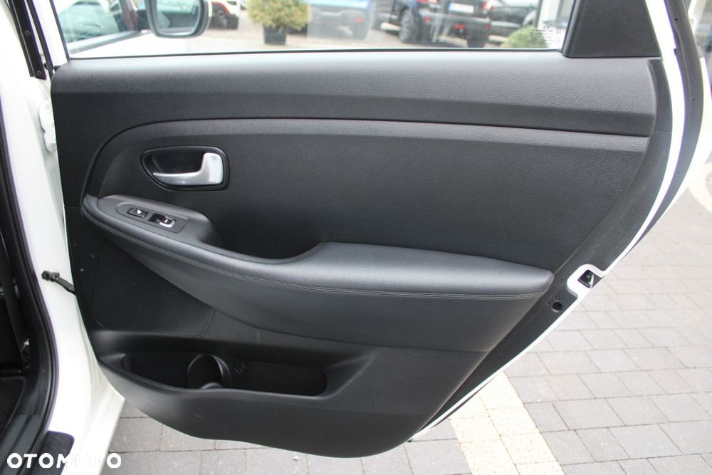 Kia Carens - 26