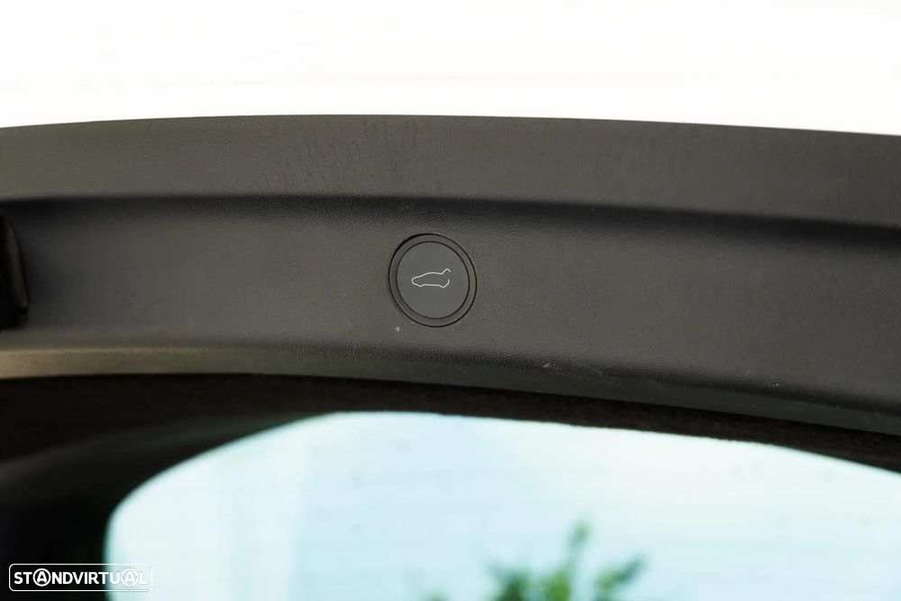 Tesla Model Y Long Range Dual Motor AWD - 51