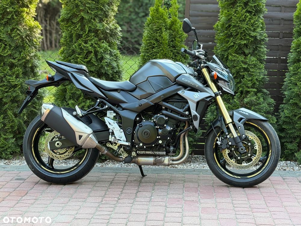 Suzuki GSR - 3