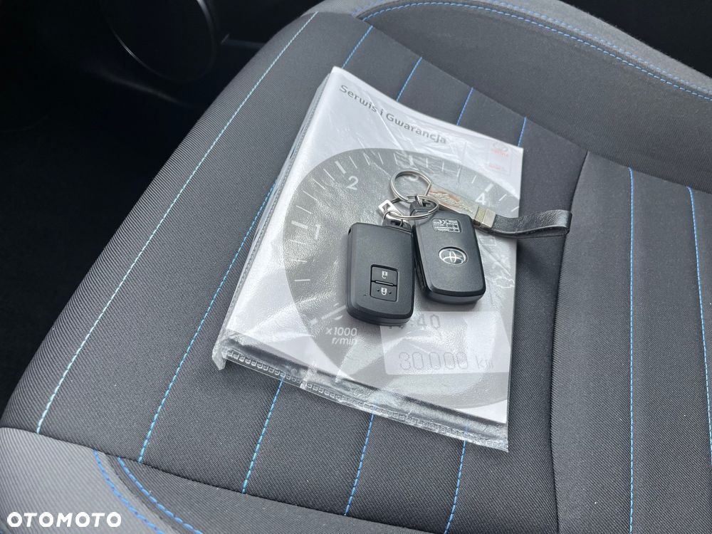 Toyota Yaris Hybrid 100 Selection - 12