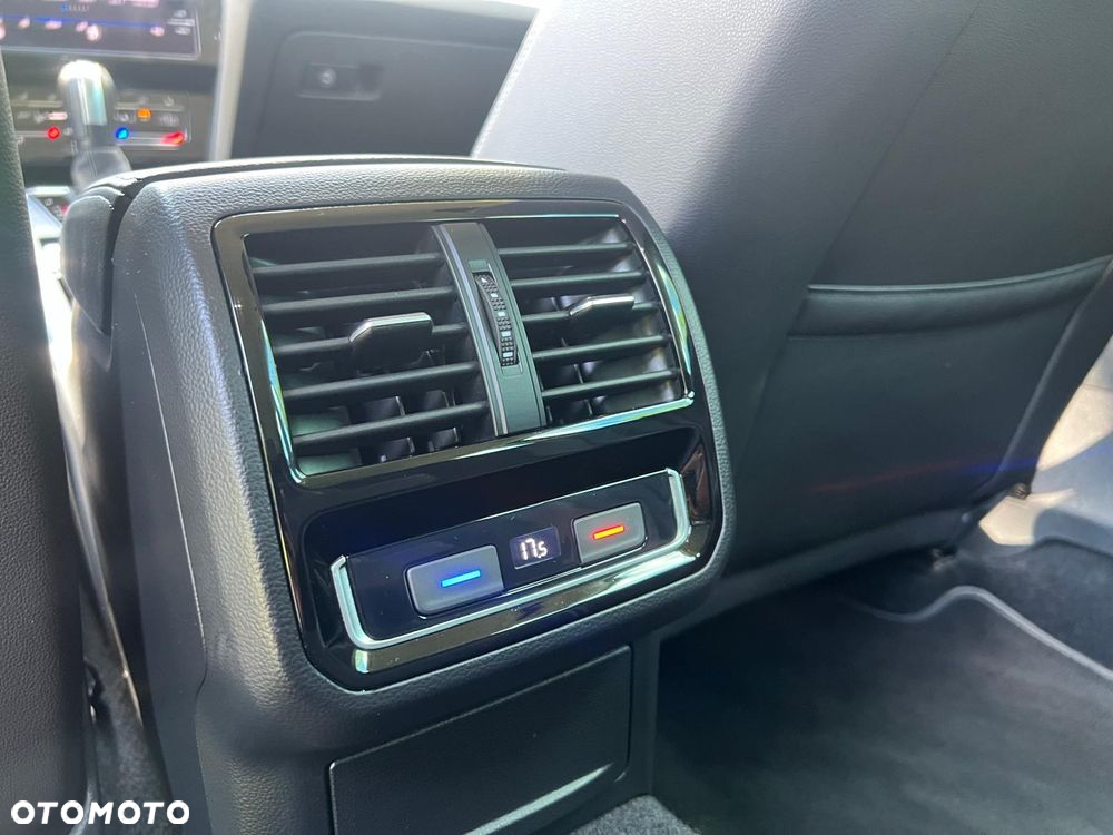 Volkswagen Passat Variant 2.0 TDI SCR DSG BlueMotion Highline - 8