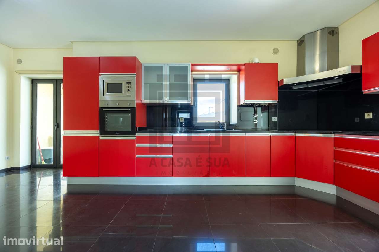 Moradia T3 com Jardim, Garagem e Espaço Exterior – Cavaco, SMF - Grande imagem: 2/33