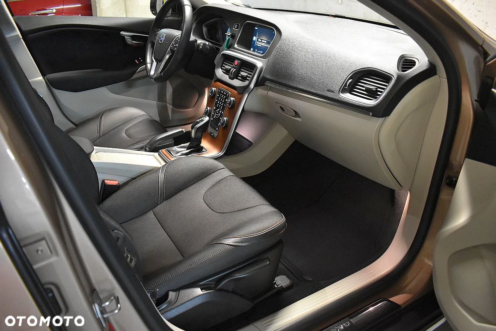 Volvo V40 Cross Country T4 AWD Drive-E Momentum - 13