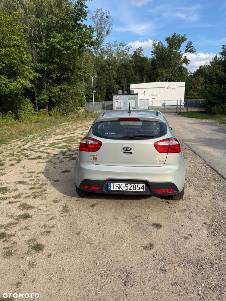 Kia Rio 1.2 L - 6