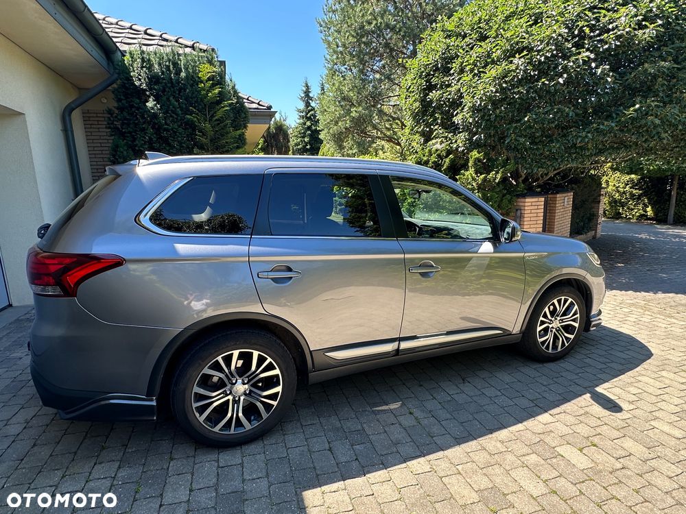 Mitsubishi Outlander - 2