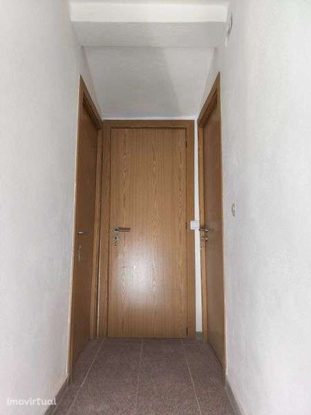 Aluga-se pequena moradia T2 mobilada – Canas de Santa Maria - Grande imagem: 5/12