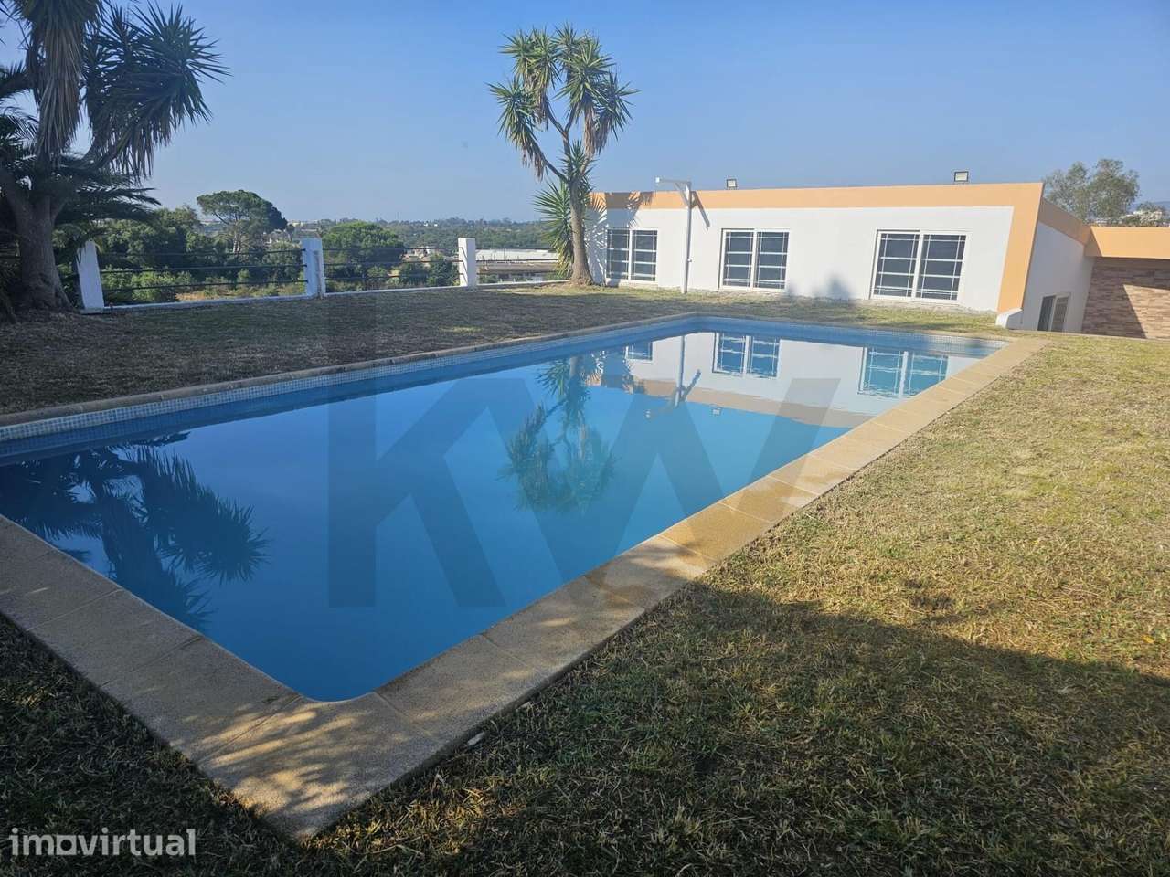Moradia T4 de 3 pisos com piscina, jardim e garagem na Quinta da Serra - Grande imagem: 2/27