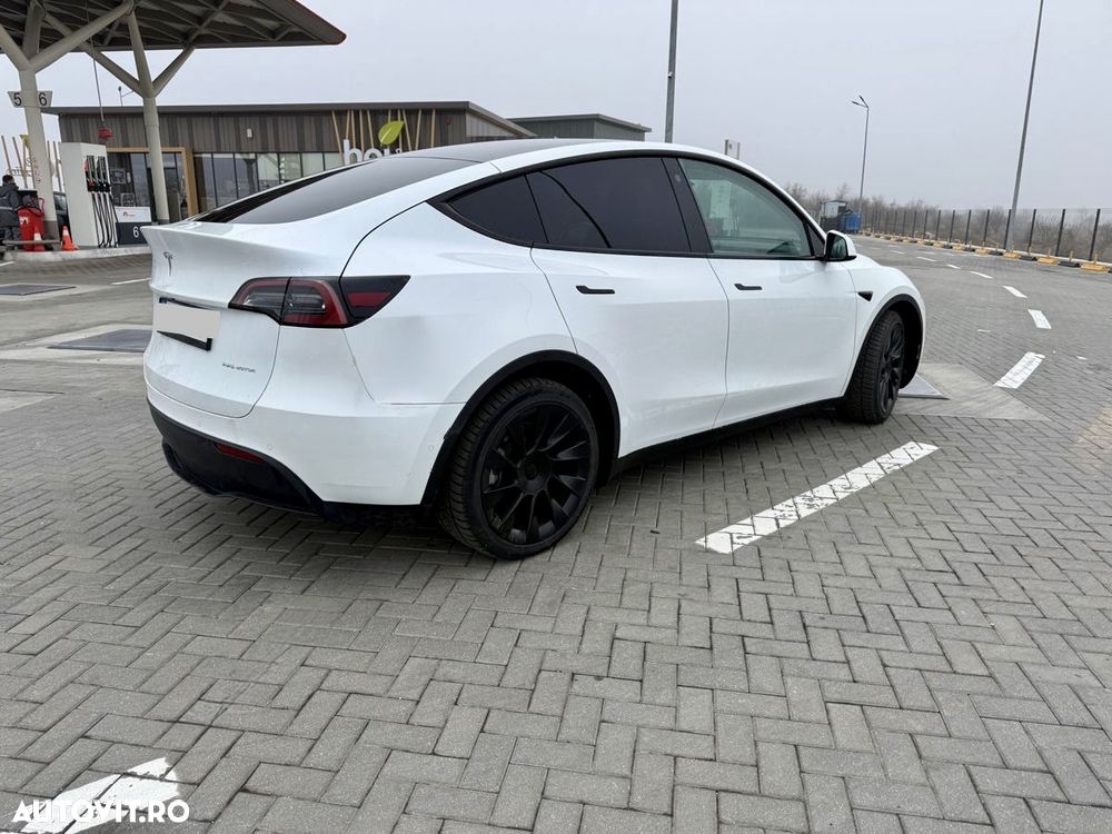 Tesla Model Y - 4