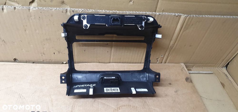 Ramka dekor radia konsoli włącznik awaryjnych Kia Sportage III - 6