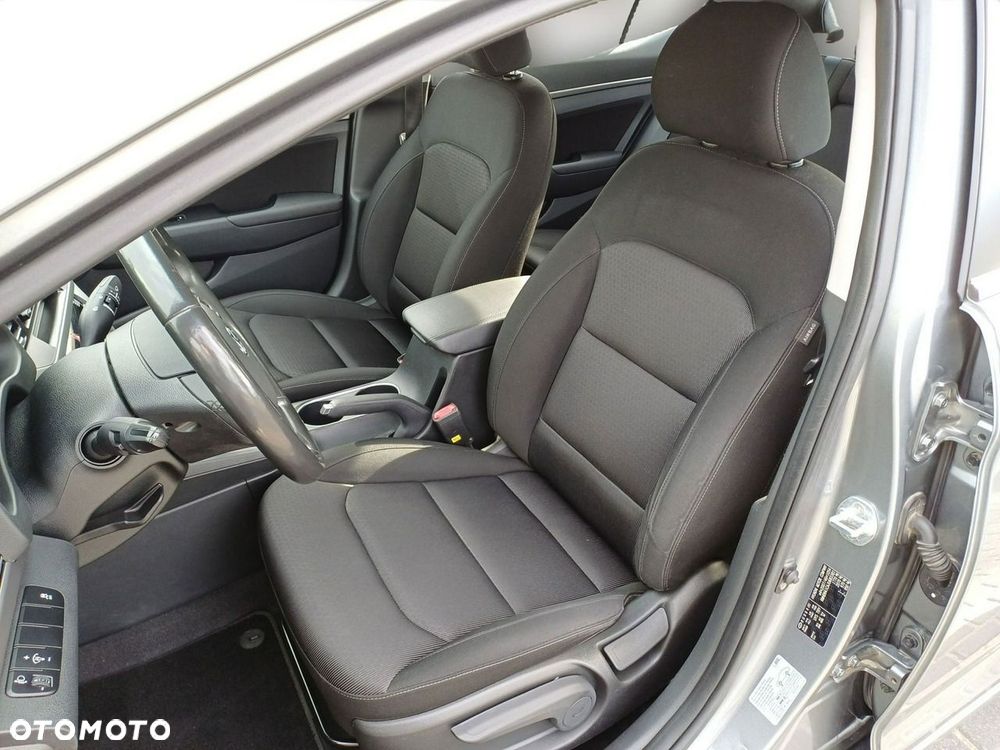 Hyundai Elantra - 11