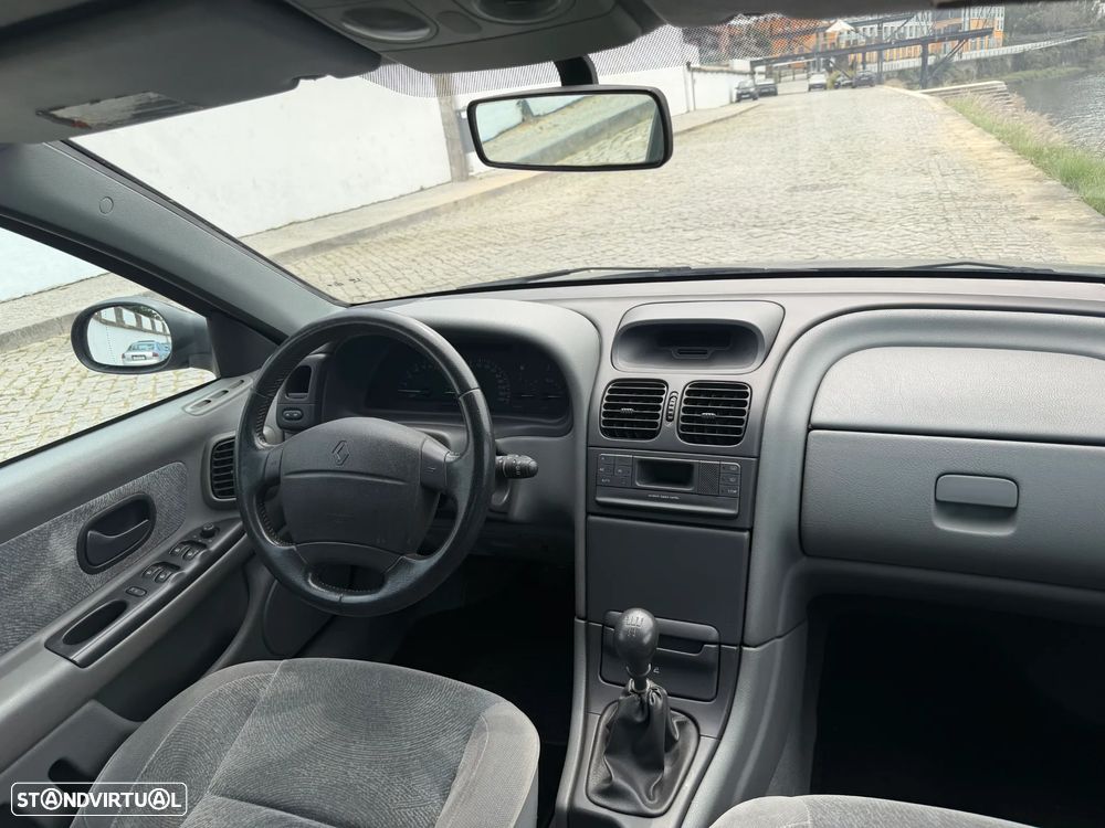 Renault Laguna 1.6 RXT - 23