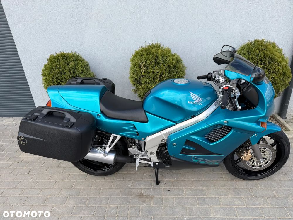 Honda VFR - 16