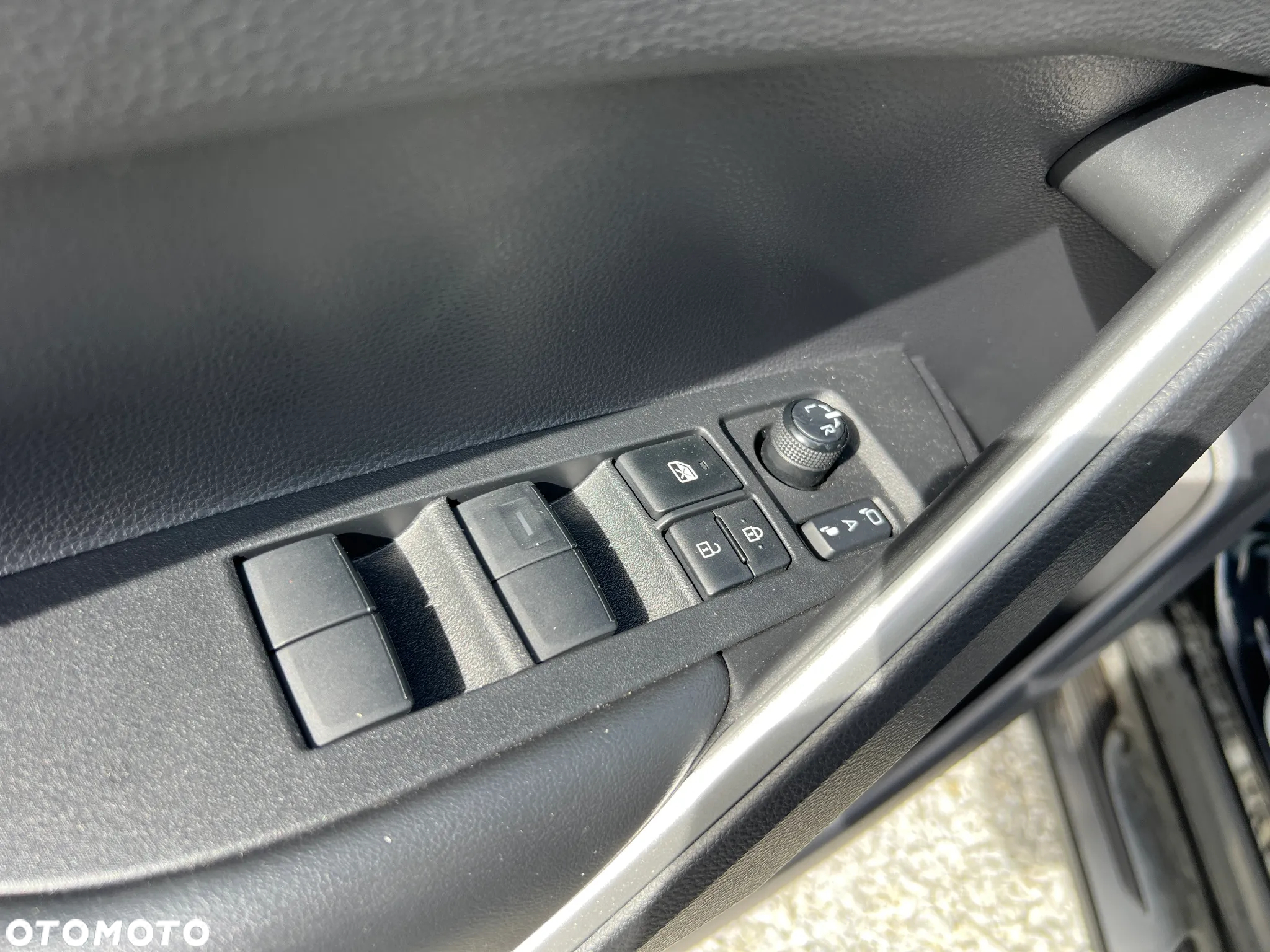Toyota Corolla Cross 2.0 Hybrid Executive AWD - 27