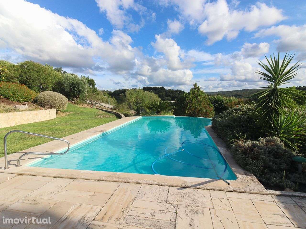 Moradia de 4 quartos com piscina e garagem - Grande imagem: 3/48