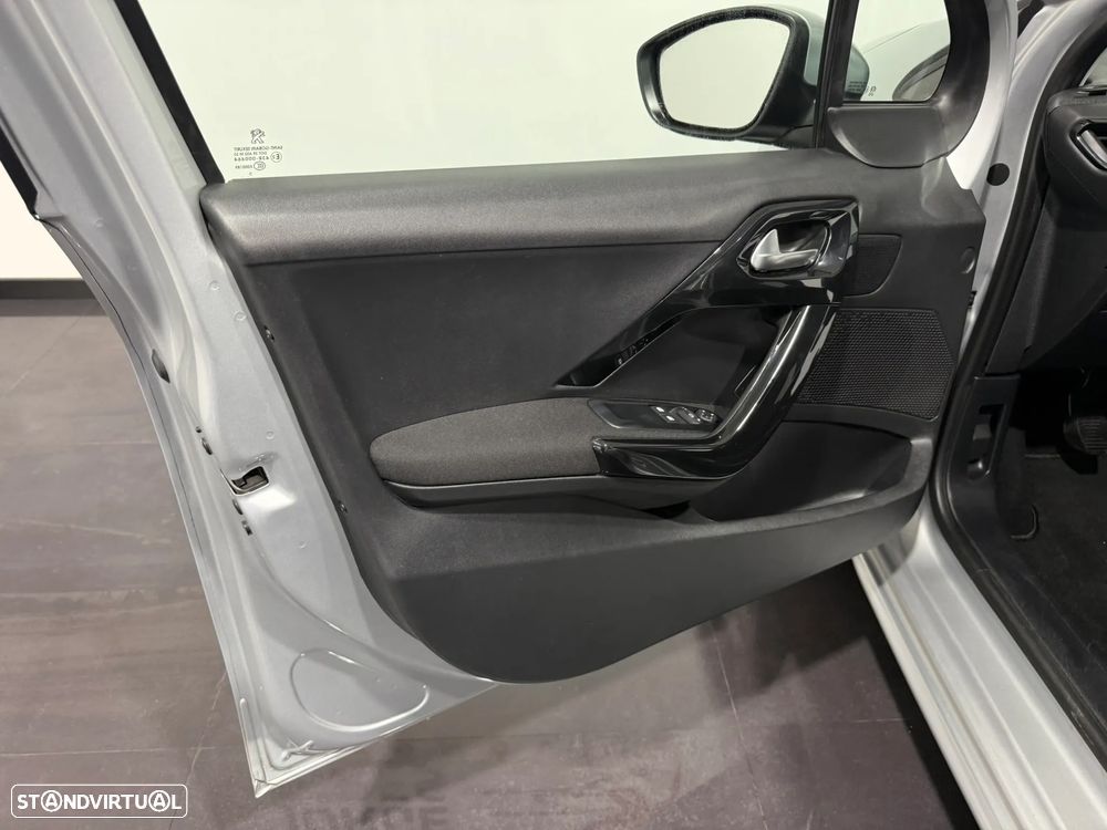 Peugeot 208 1.2 PureTech Style - 18