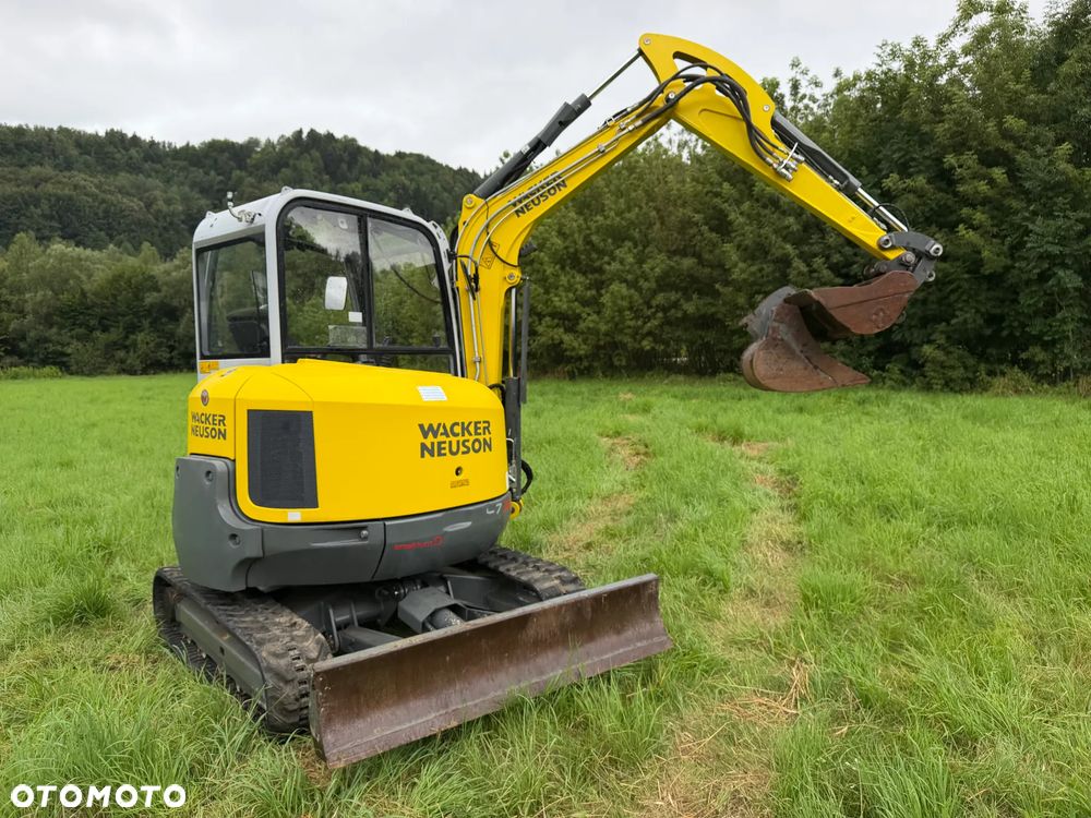 Wacker Neuson EZ38 koparka Gąsienicowa 4 tony. 2018 rok. Maszyna jak nowa 1600mtg.  Aktualna DEKRA BMWT 2026r. dodatkowa linia Hydrauliczna. Zamki na tłokach. Szybko-złącze Hydrauliczne. zmiana łyżek bez wychodzenia z Kabiny! Ani deka luzów wycieków. Okazja! 2 łyżki Oryginalne skandynawskiego typu. Yanmar silnik. Maszyna z Norwegii z Gospodarstwa Aktualna Dokumentacja! ani deka luzów i wycieków! OKAZJA Linia Hydr. Plus. Długie ramię PLUS. Oświetlenie LED. Gąski bardzo ładne. Wielka Okazja! Pełne sterowanie z dżojstików!! - 4