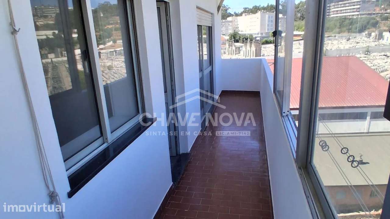 Apartamento T3 com 3 frentes, varandas, garagem e elevador - Grande imagem: 3/17