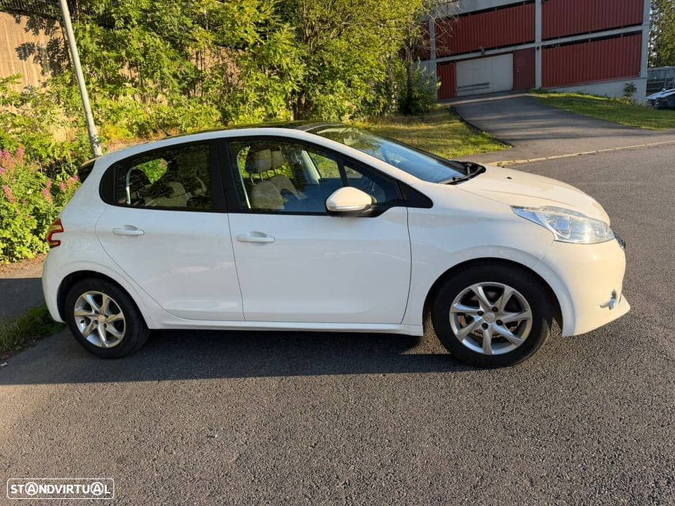 Peugeot 208 - 5