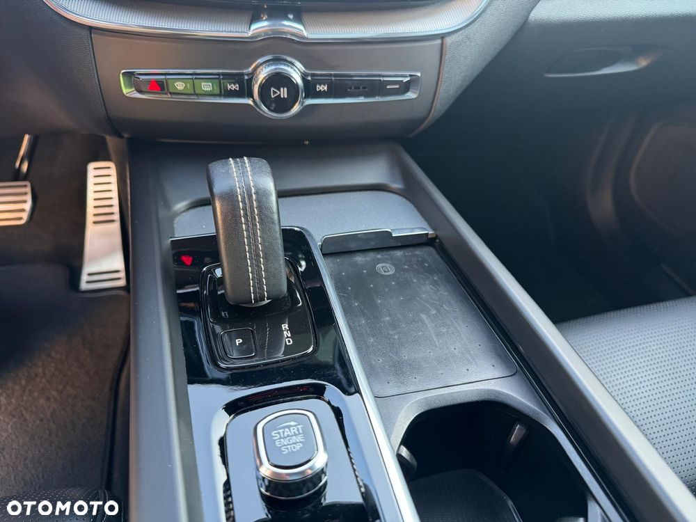 Volvo XC 60 T8 Plug-In Hybrid AWD R-Design - 22