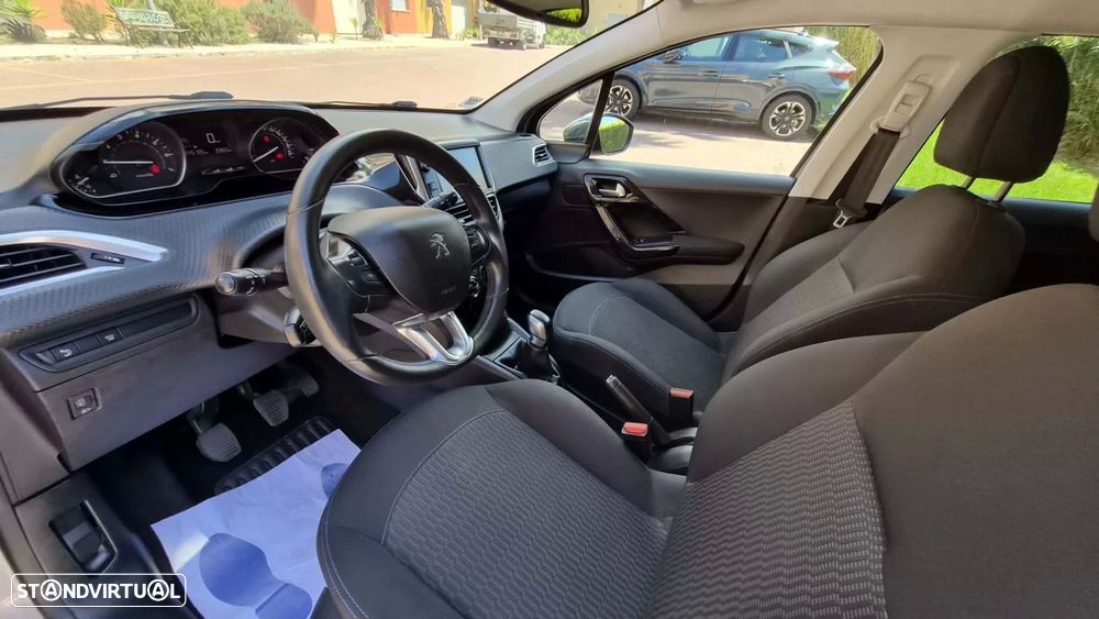 Peugeot 208 1.2 PureTech Signature - 13