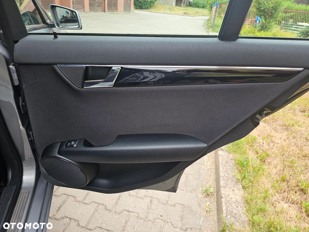 Mercedes-Benz Klasa C 180 Kompressor BlueEFFICIENCY - 24