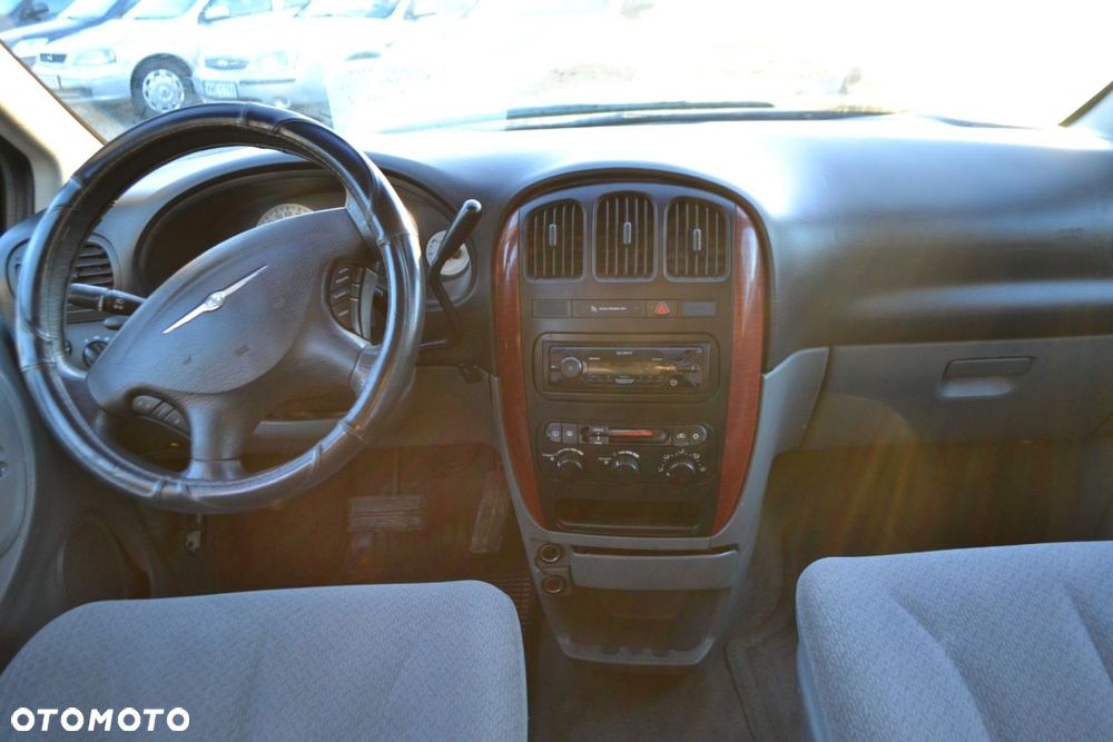 Chrysler Town & Country - 6