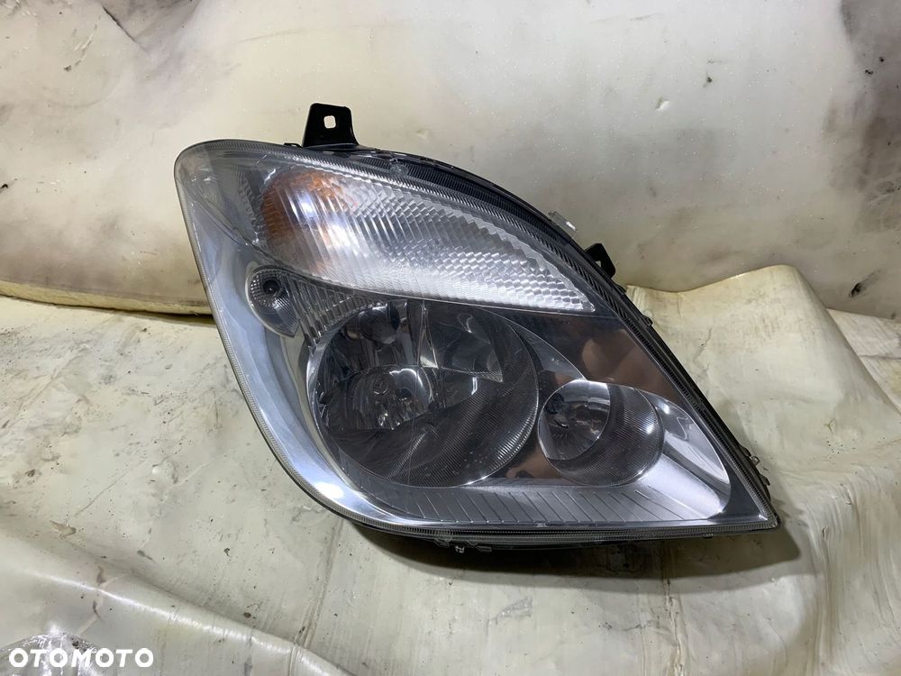 Mercedes-Benz Sprinter W906 2008 Lampa przednia - 1